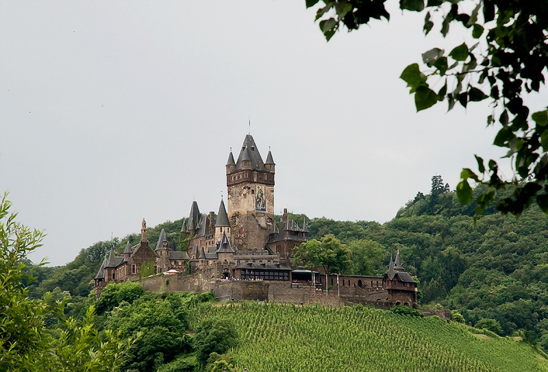 Mosel 07-2012D35_8870 als Smart-Objekt-1 Kopie.jpg - Auf der Weiterfahrt steht die  Reichsburg in Cochem.